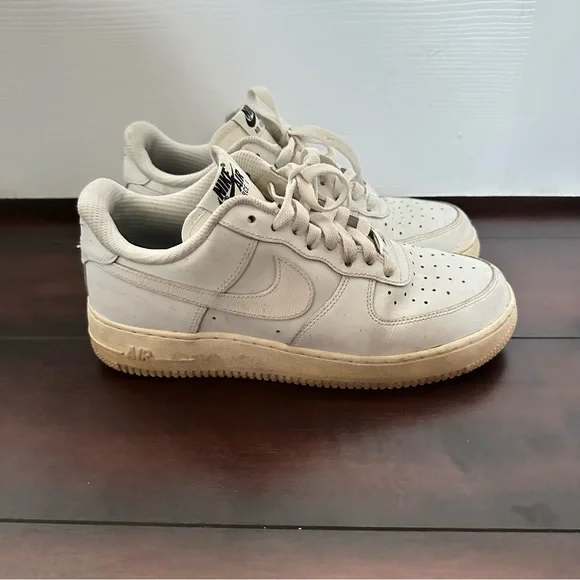 Size 8.5 Nike Women’s Air Force 1 ’07 Low Sail Beige Leather Sneaker Casual Shoe - Picture 3 of 8